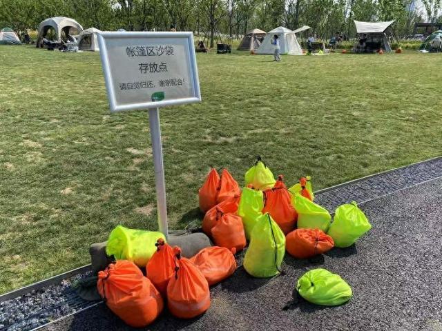 人想出了对策！公园草坪已鲜见天幕但争议仍存在世博文化公园禁用风绳和地钉后有人选择离开有(图3)